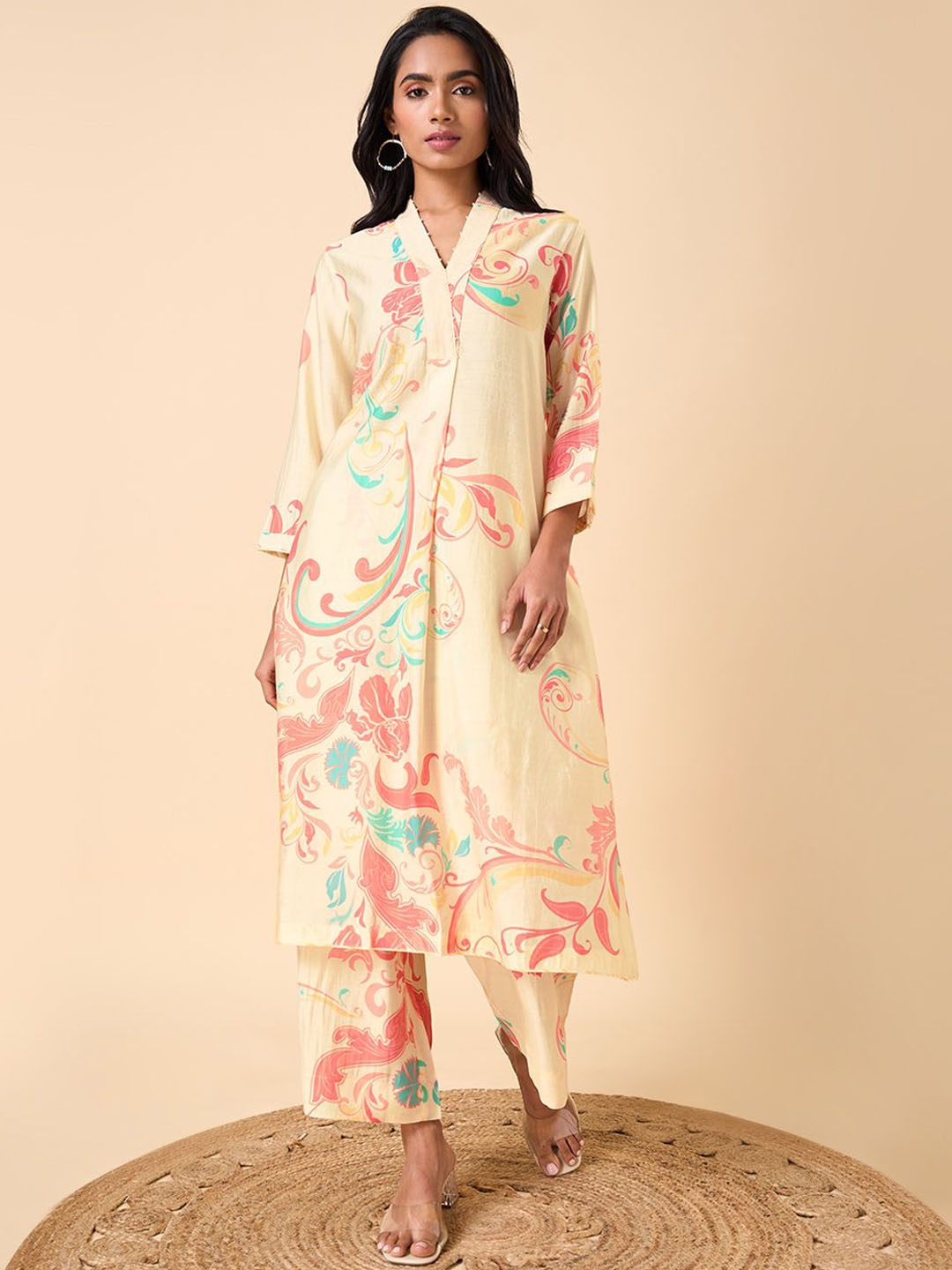 

Marigold Lane Floral Printed V-Neck Straight Kurta With Trousers, Green