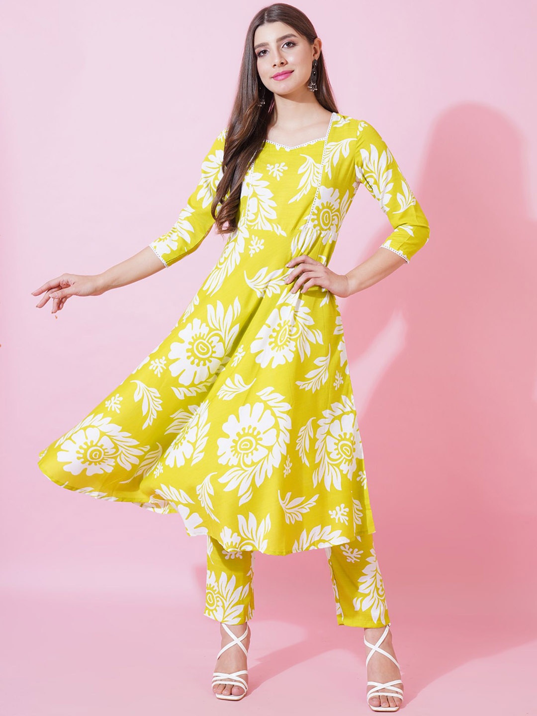 

SANTOPERA DESIGNER Floral Printed A-Line Kurta With Trousers, Lime green