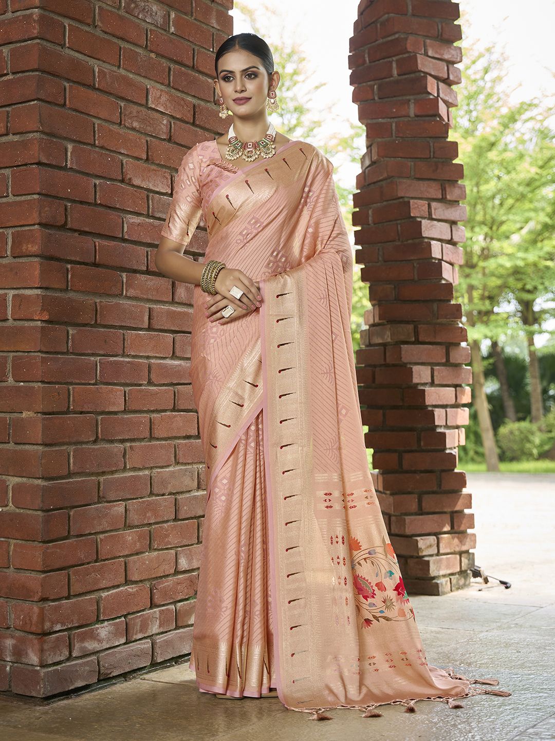 

Ishin Woven Design Zari Brasso Saree, Peach