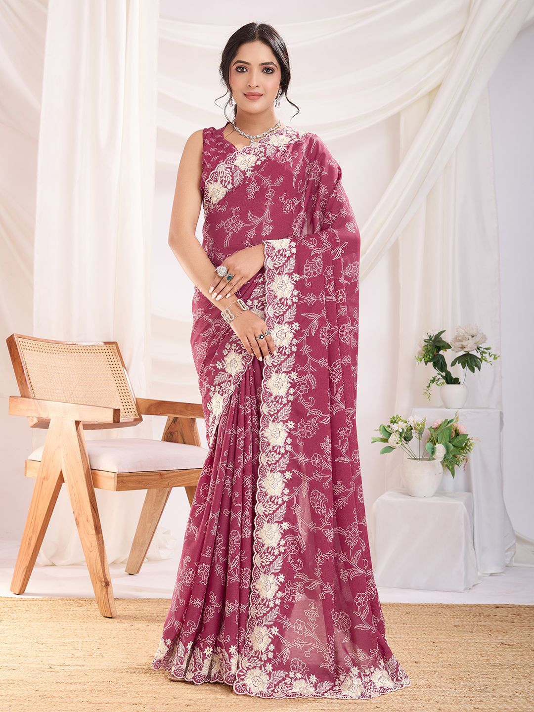 

Ishin Floral Poly Georgette Saree, Magenta