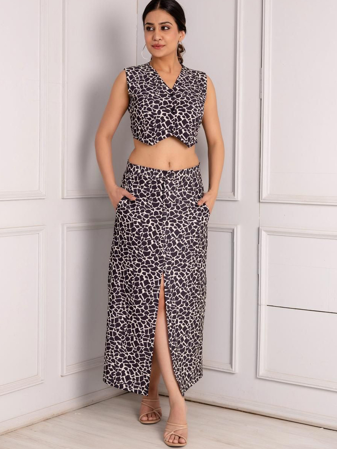 

BEYOND ETHNIC Abstract Printed V-Neck Waistcoat With Skirt, Brown