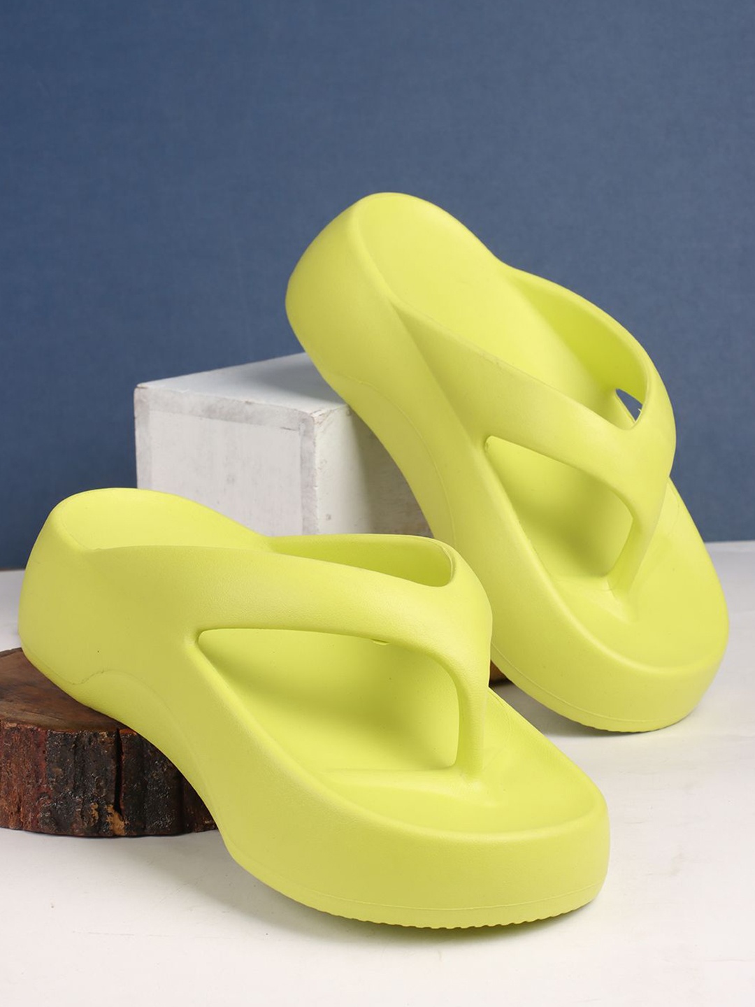 

The Roadster Lifestyle Co Women Stylish Comfort Lightweight Clogs, Green