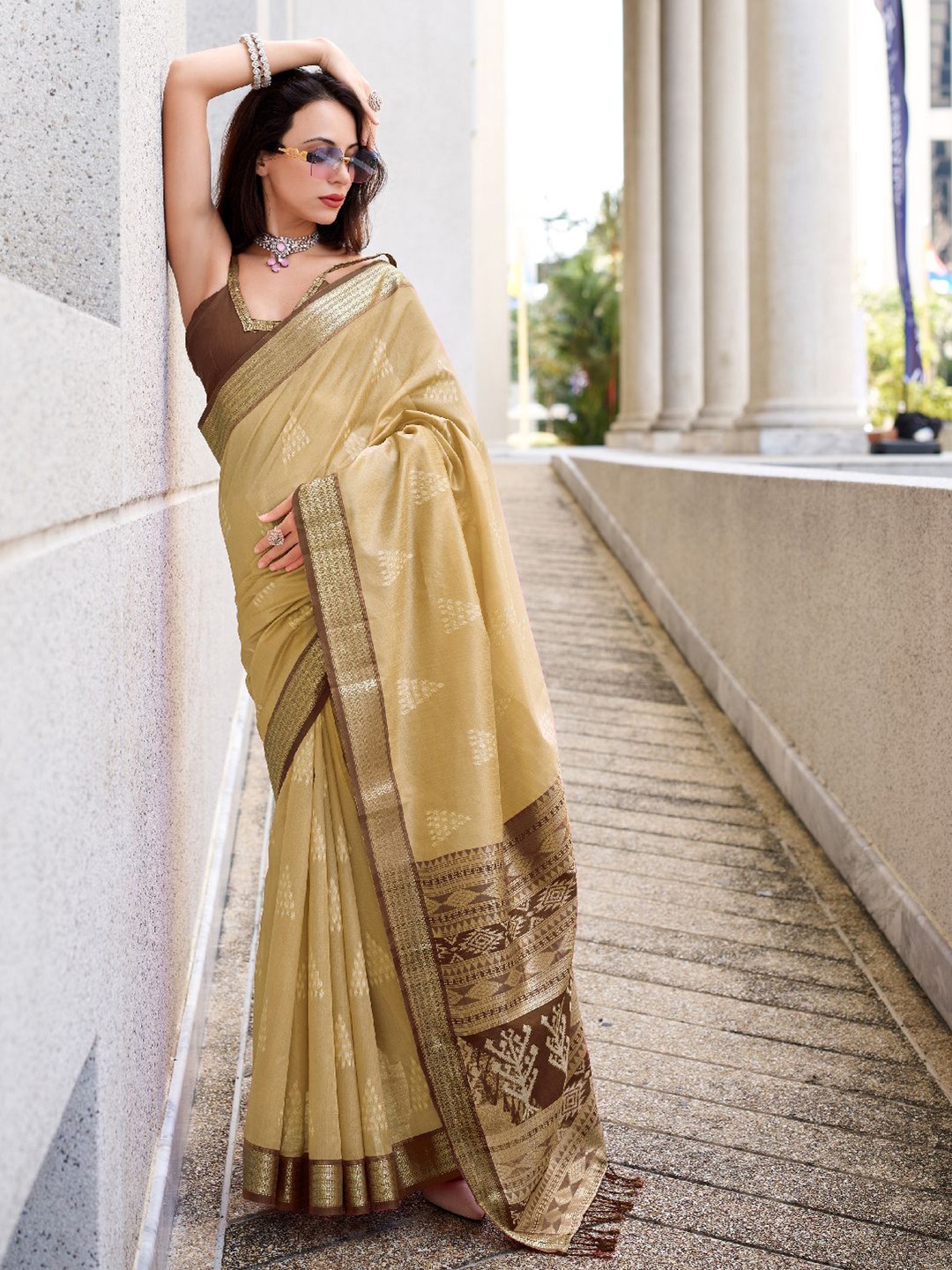 

DIVASTRI Woven Design Zari Silk Blend Saree, Beige
