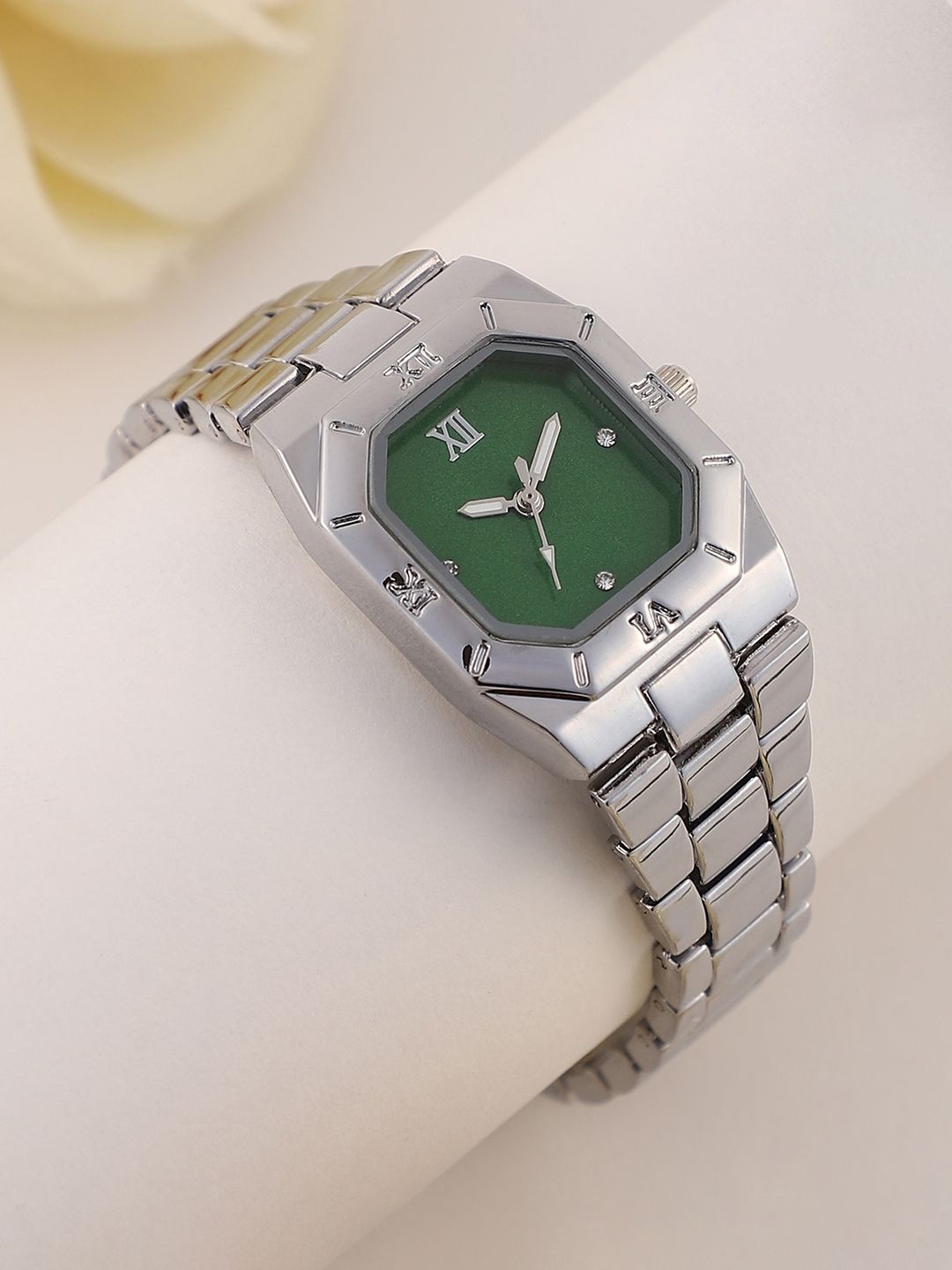 

HAUTE SAUCE by Campus Sutra Women Dial & Stainless Steel Bracelet Style Straps Analogue Watch SS25_HSWC1303, Silver