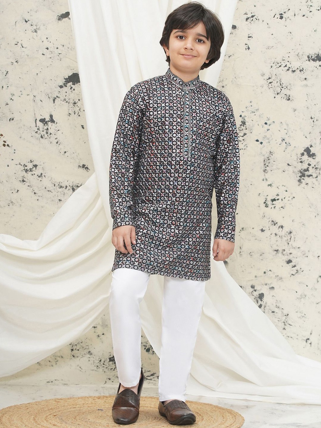 

Aj DEZInES Boys Embroidered Regular Sequinned Kurta with Pyjamas, Grey
