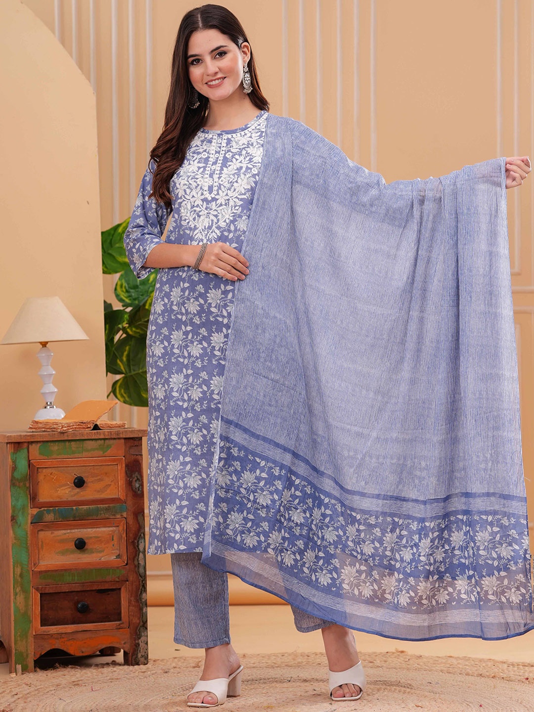 

Mizaz Women Floral Printed Regular Pure Cotton Kurta with Trousers & With Dupatta, Blue