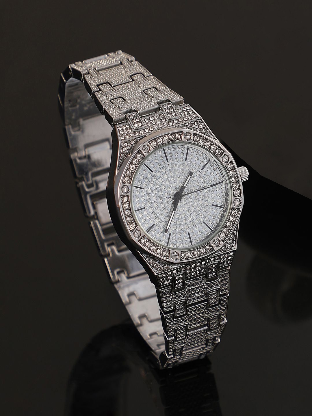 

HAUTE SAUCE by Campus Sutra Women Embellished Dial & Stainless Steel Bracelet Style Straps Analogue Watch, Silver
