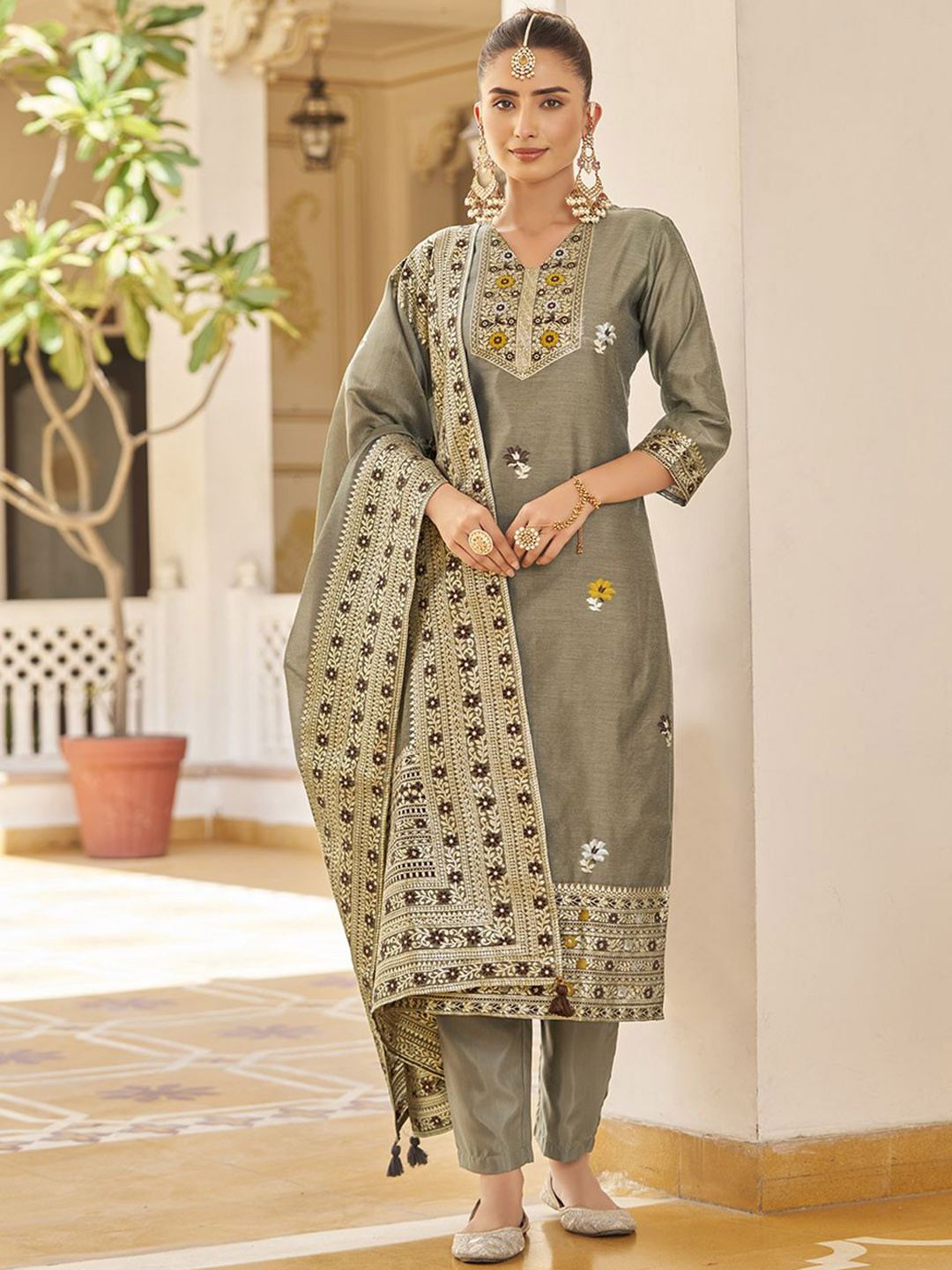 

HRITIKA Women Floral Regular Kurta with Trousers & With Dupatta, Grey