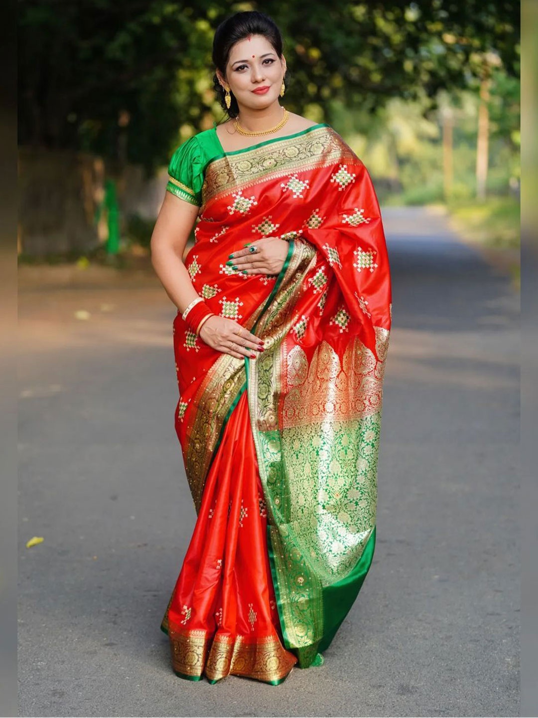 

GS CREATION Woven Design Zari Satin Banarasi Saree, Red