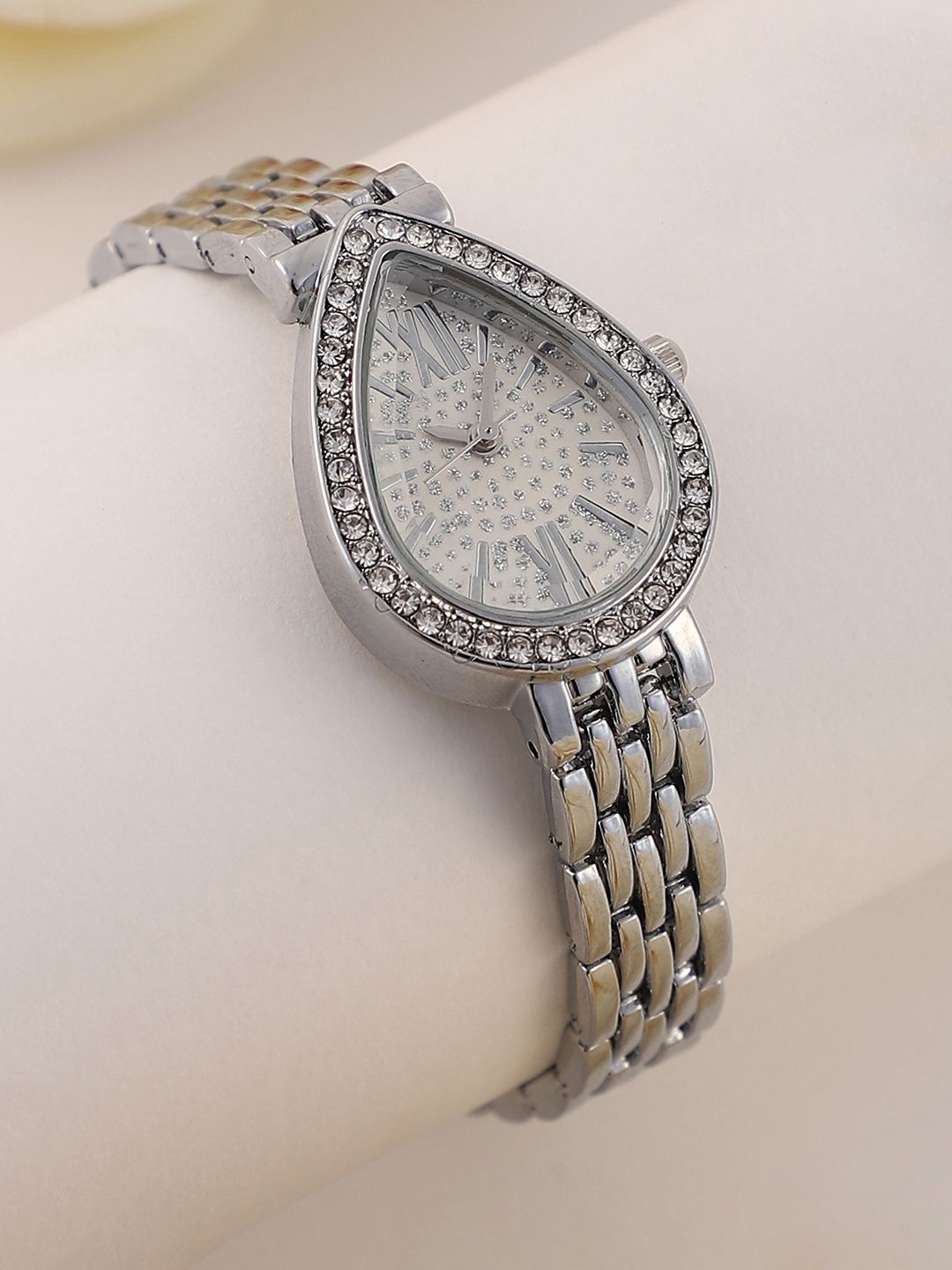 

HAUTE SAUCE by Campus Sutra Women Embellished Dial & Stainless Steel Bracelet Style Straps Analogue Watch, Silver