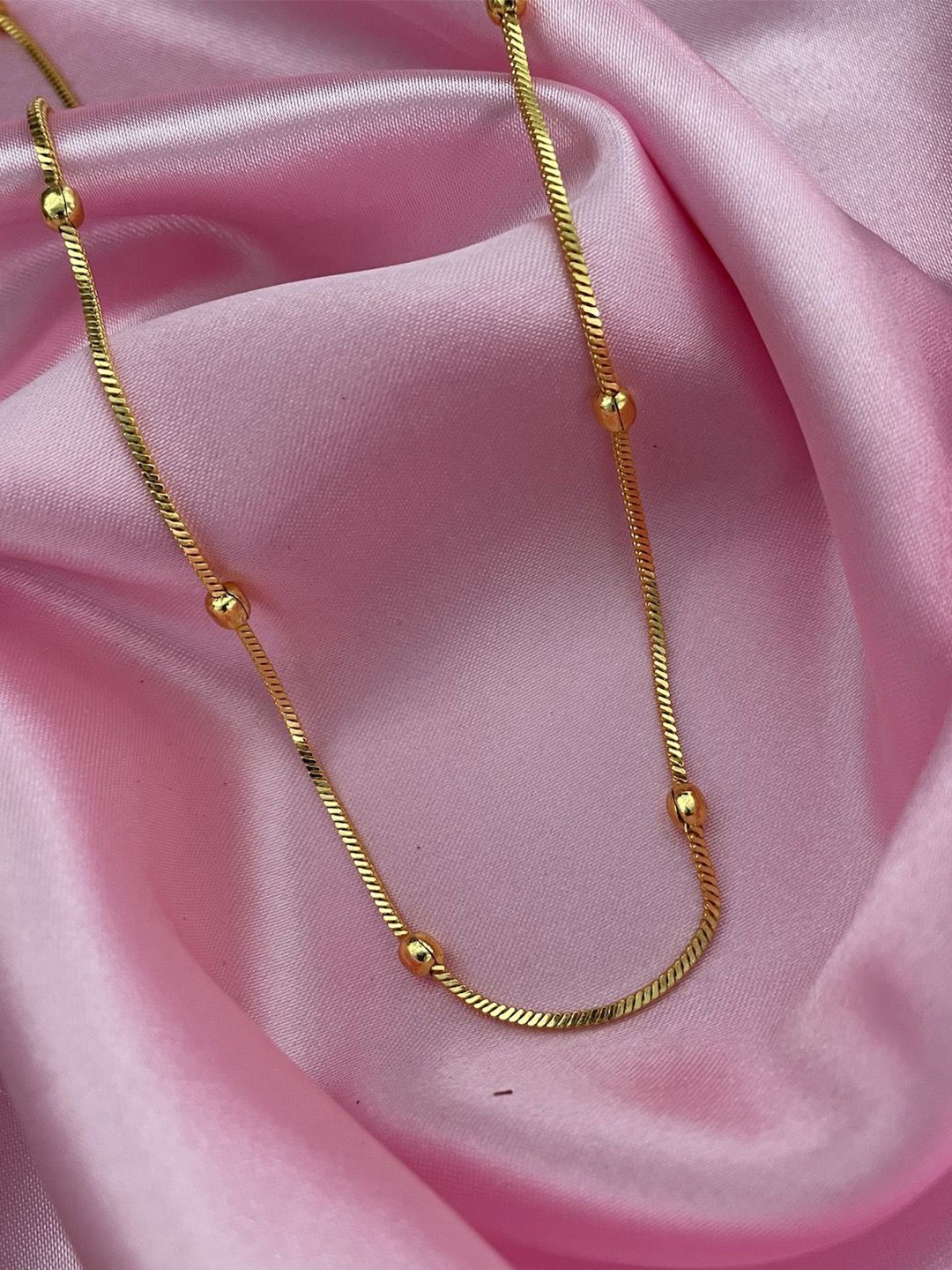 

Digital Dress Room Gold-Plated Artificial Beaded Minimal Snake Chain