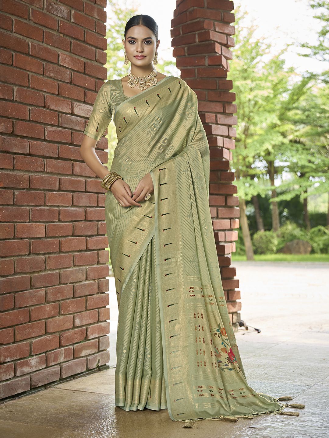 

Ishin Floral Brasso Saree, Green