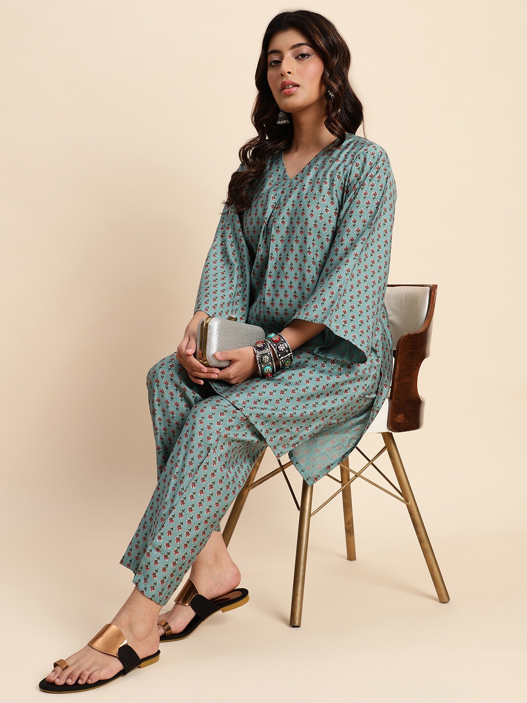 

DIVASTRI Floral Printed V Neck A Line Kurta With Trousers, Green