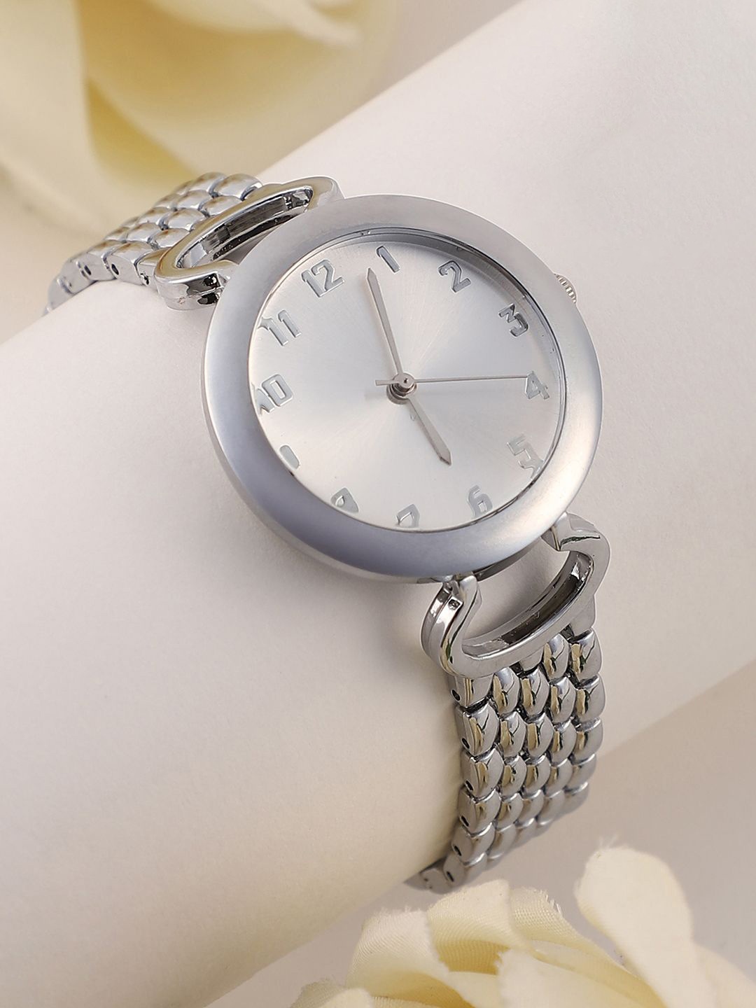 

HAUTE SAUCE by Campus Sutra Women Embellished Dial & Stainless Steel Bracelet Style Straps Analogue Watch, Silver