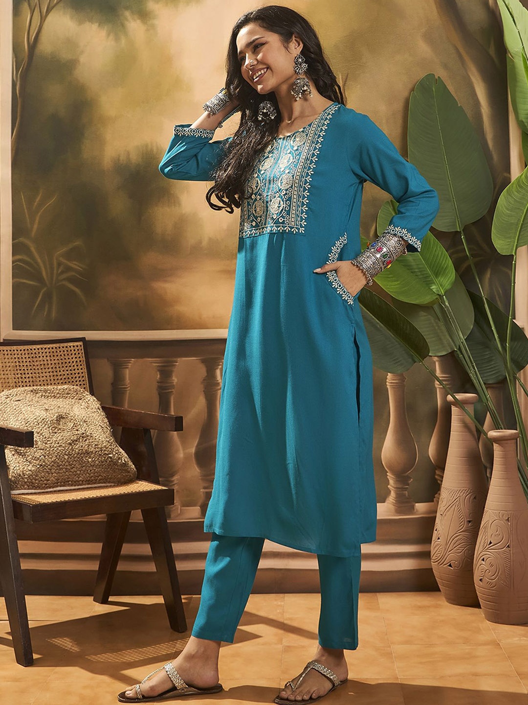 

Sangria Embroidered Straight Kurta With Trousers, Blue