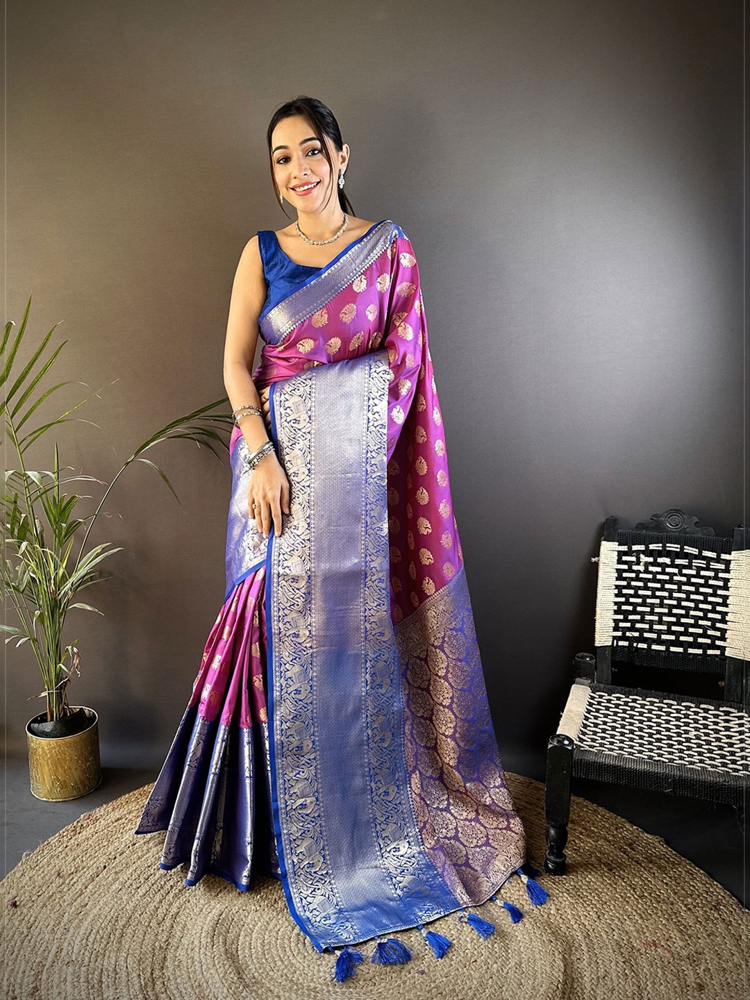 

NIWAA Woven Design Zari Pure Silk Kanjeevaram Saree, Pink