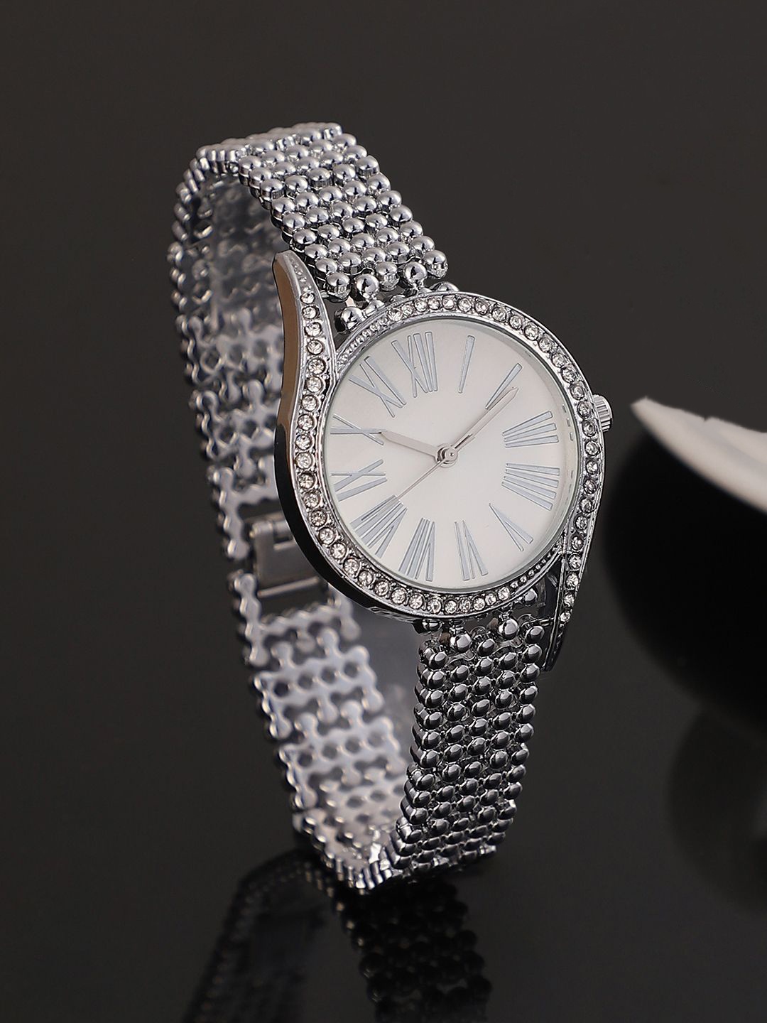 

HAUTE SAUCE by Campus Sutra Women Embellished Dial & Stainless Steel Bracelet Style Straps Analogue Watch, Silver