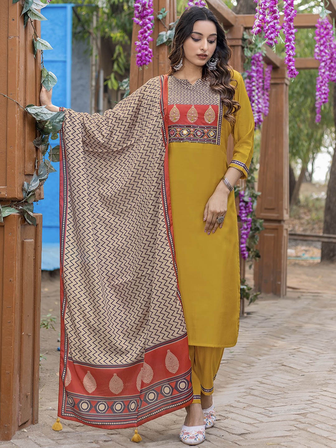 

MITTOO Floral Printed Notch-Neck Straight Kurta With Trousers And Dupatta, Yellow