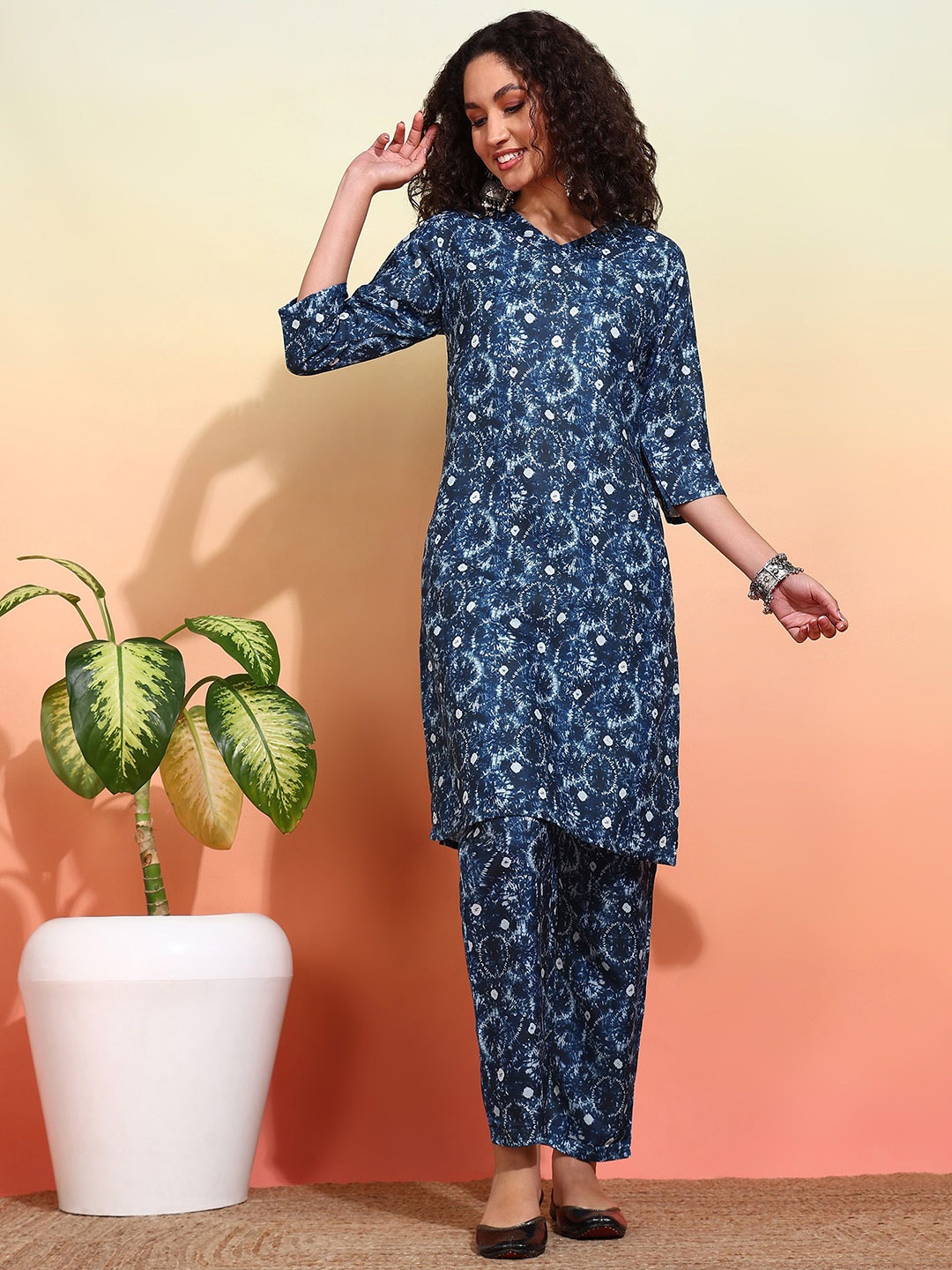 

DIVASTRI Floral Printed V-Neck Straight Kurta With Trousers, Navy blue