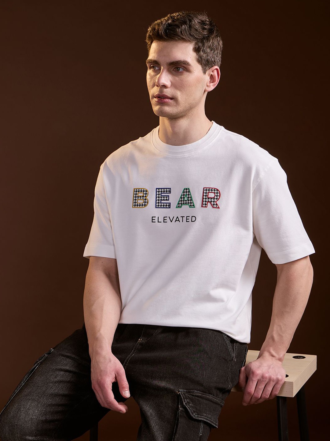 

THE BEAR HOUSE Men Typography Drop-Shoulder Sleeves T-shirt, White
