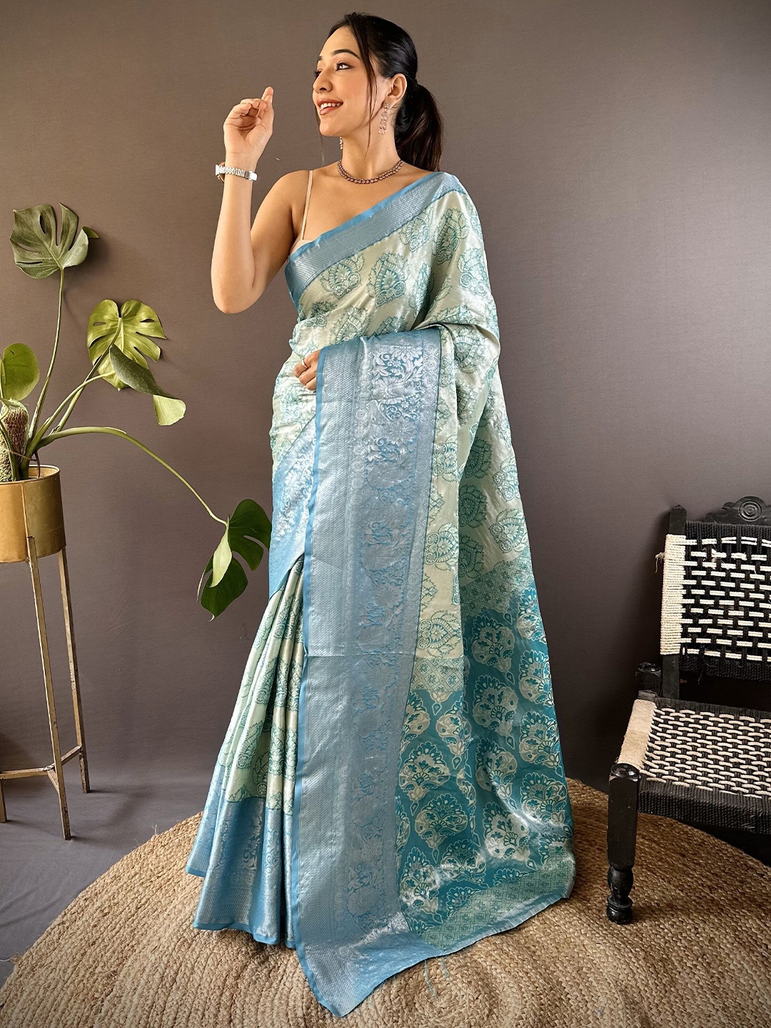 

NIWAA Woven Design Zari Tissue Kanjeevaram Saree, Sea green