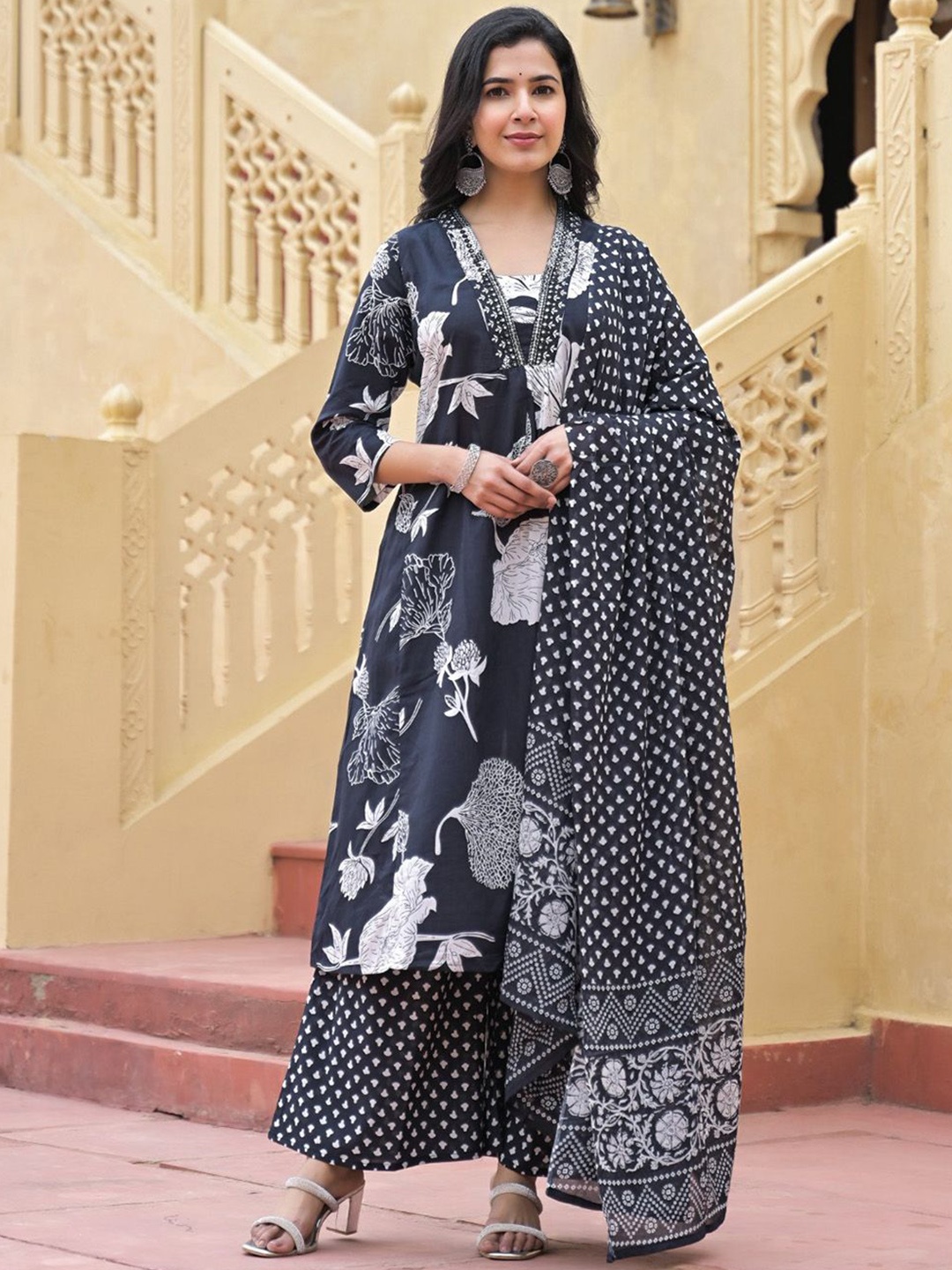 

Meena Bazaar Floral Printed V Neck A-Line Kurta With Trousers & Dupatta, Black