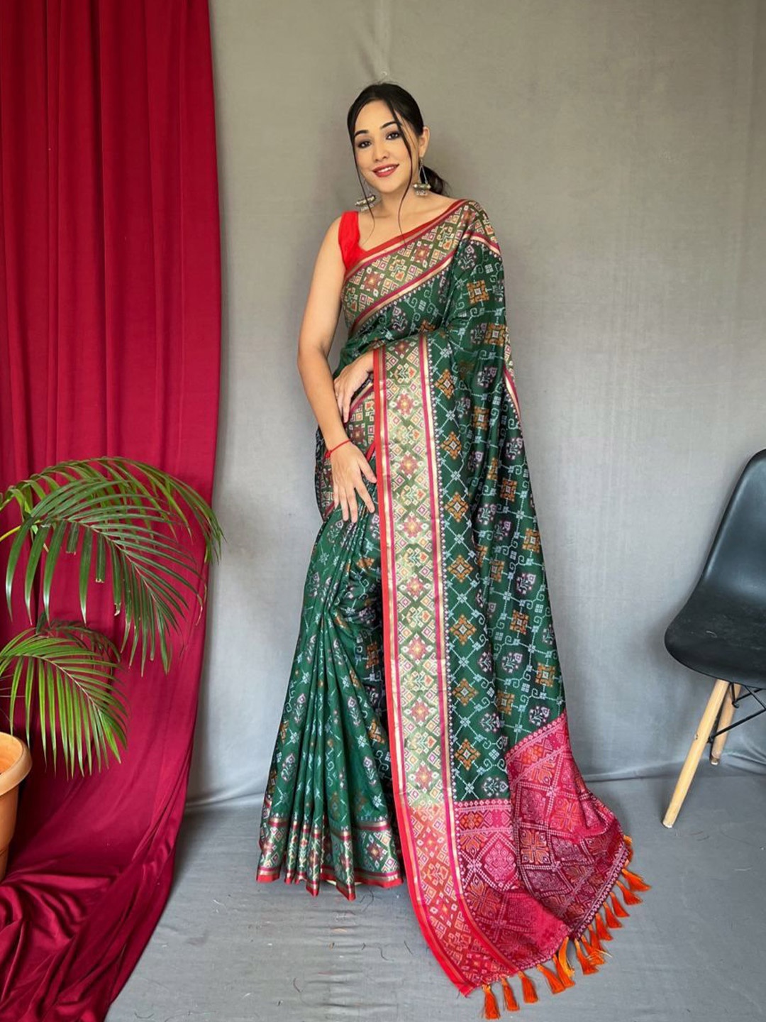 

NIWAA Woven Design Zari Pure Silk Patola Saree, Green