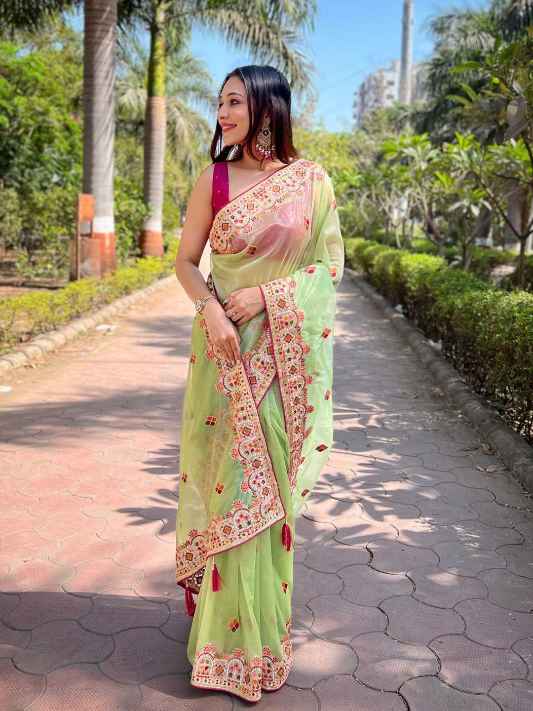 

Panzora Floral Embroidered Tissue Saree, Green
