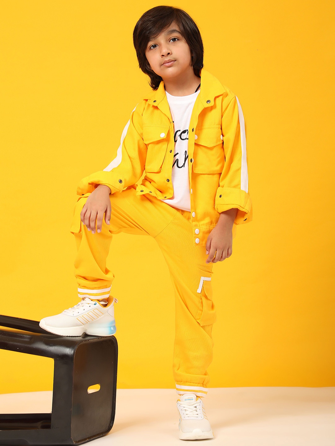 

MAYNEISHA Kids Printed Short Sleeves T-shirt With Joggers And Jacket, Yellow