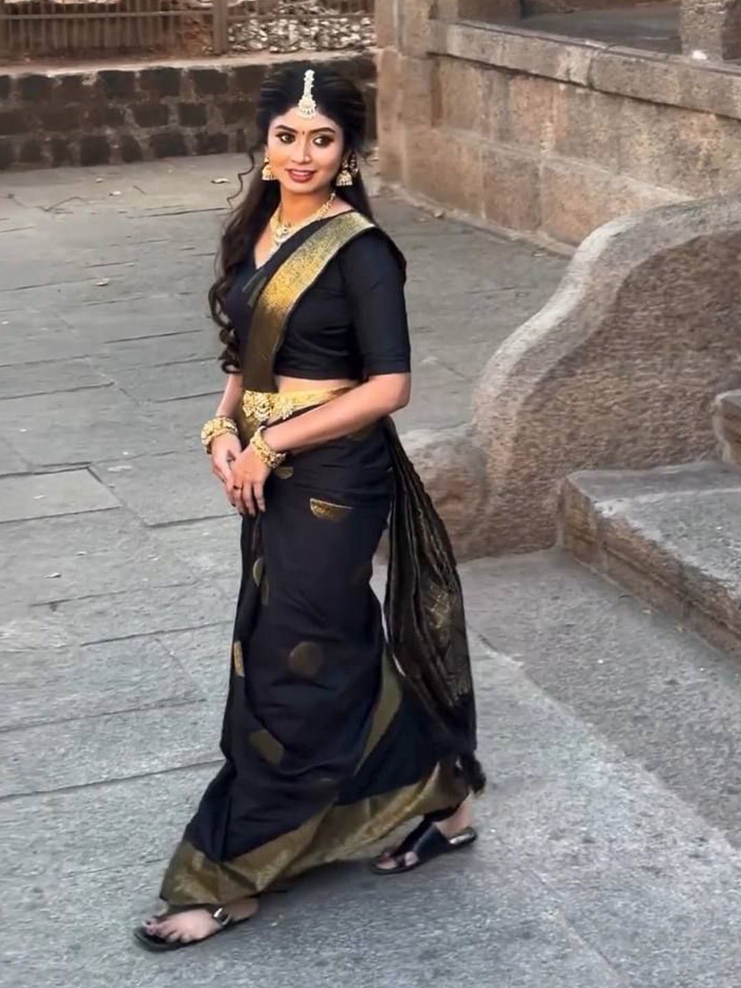 

VILLE FASHION Woven Design Zari Art Silk Kanjeevaram Saree, Black