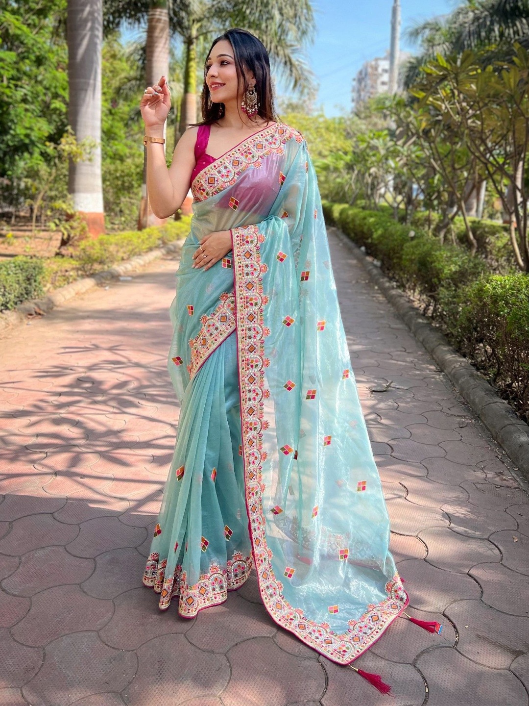 

DIVASTRI Embellished Embroidered Tissue Saree, Blue
