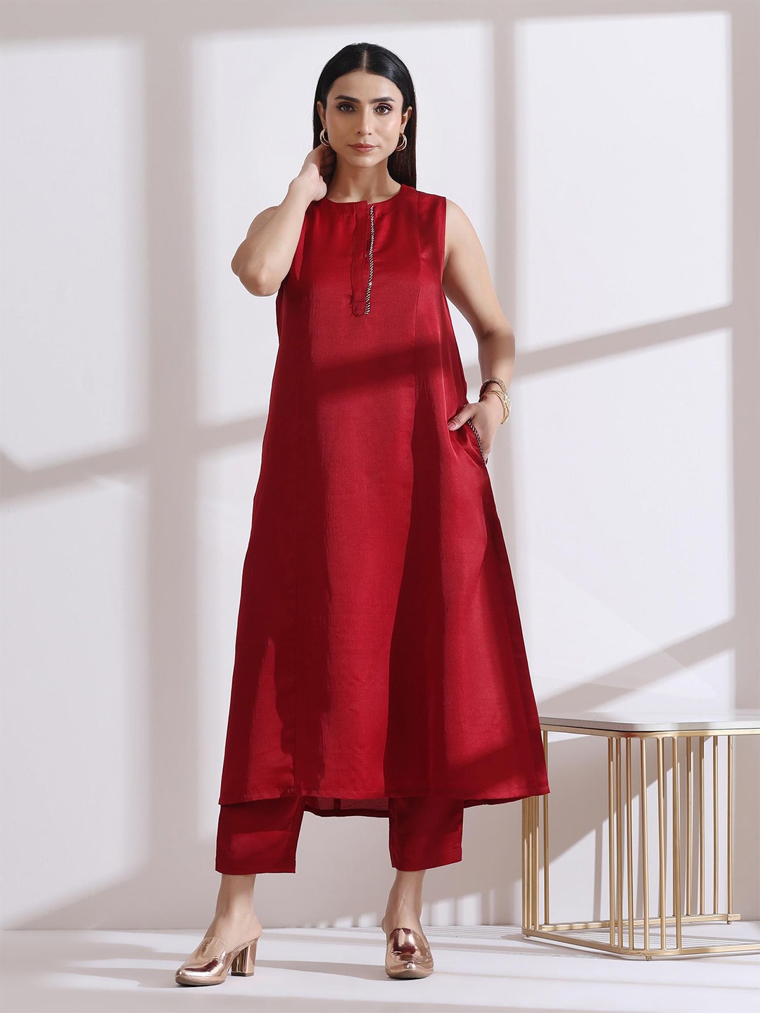 

Swtantra Women Regular Kurta with Trousers, Red