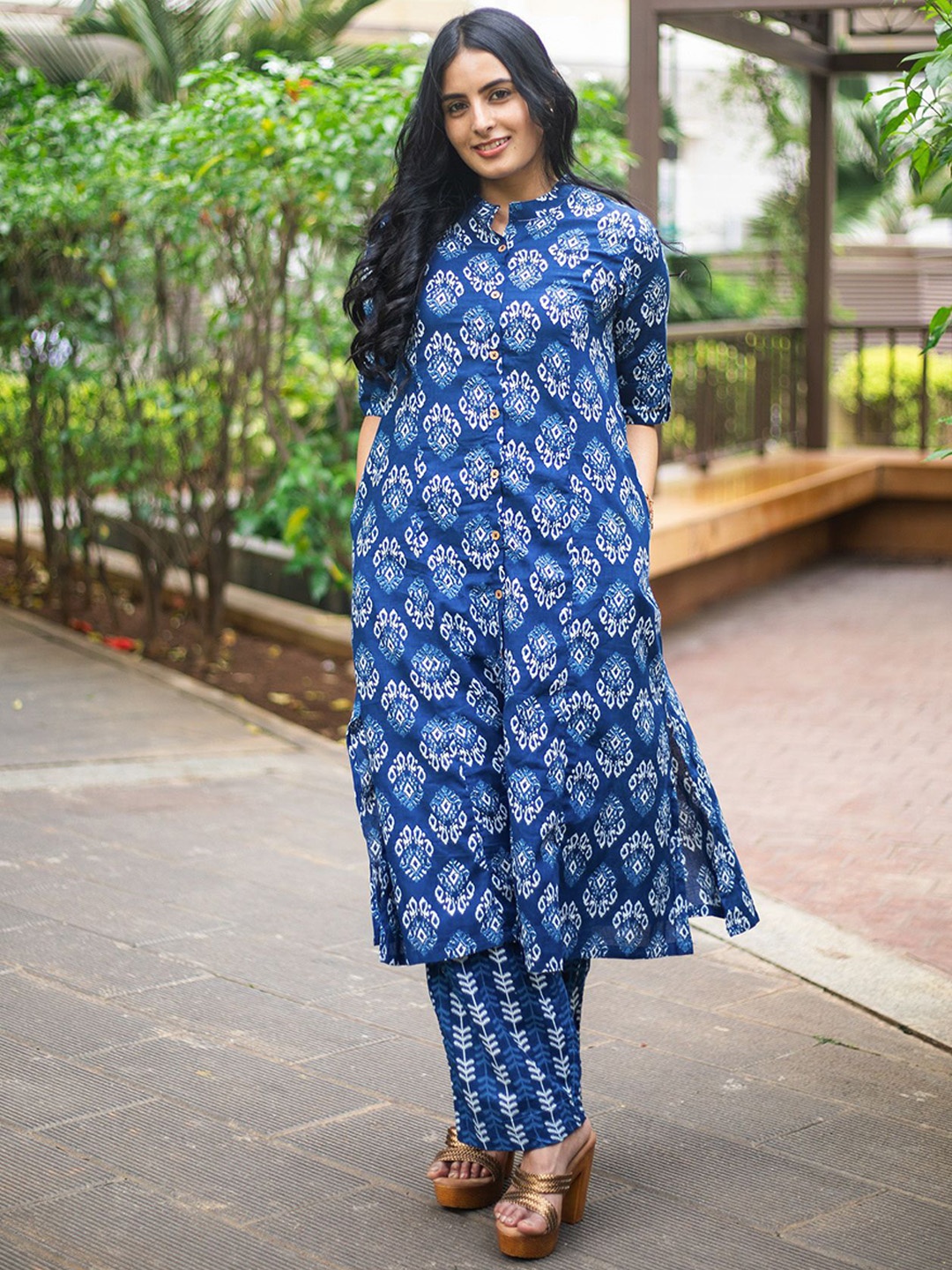 

RADOSS Women Floral Printed Regular Pure Cotton Kurta with Trousers, Navy blue