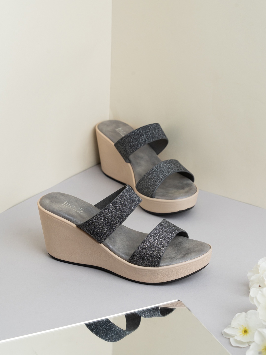 

Inc 5 Party Wedge Sandals, Grey