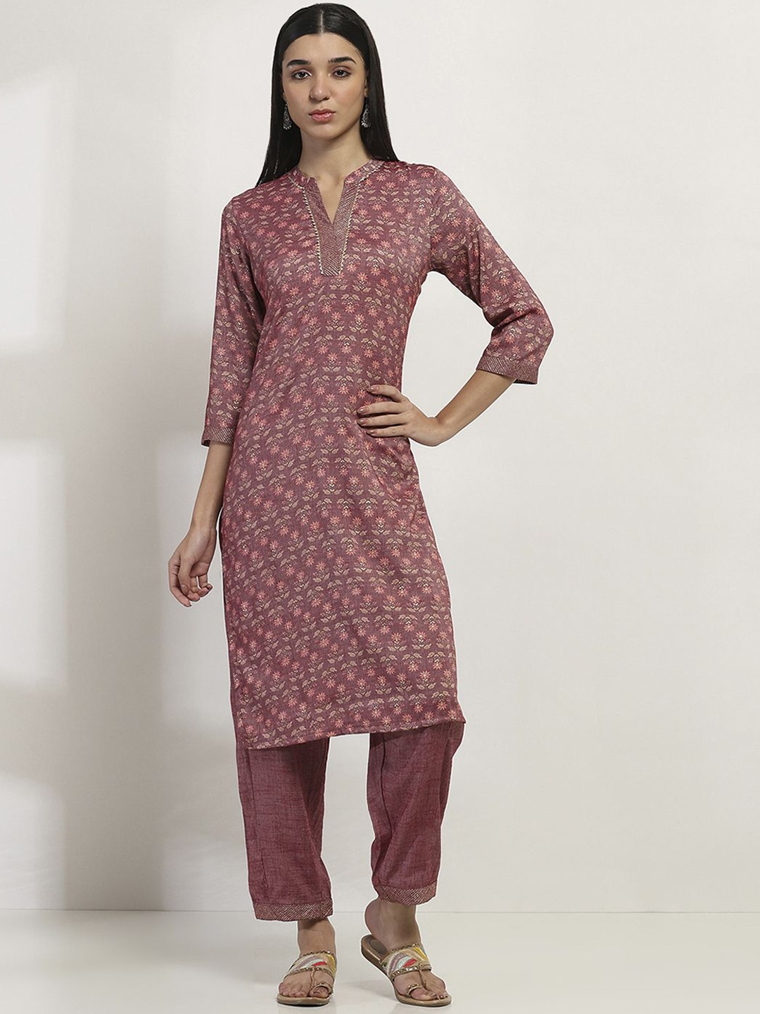 

Rangriti Floral Printed Mandarin Collar Straight Kurta With Salwar, Maroon