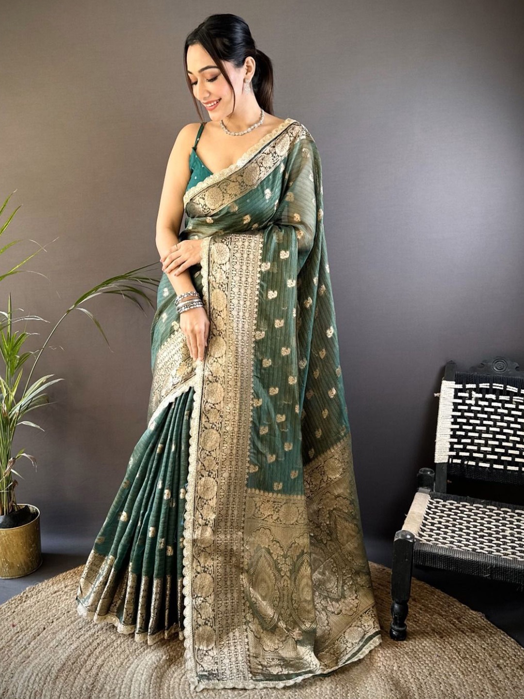 

NIWAA Woven Design Zari Tissue Banarasi Saree, Green