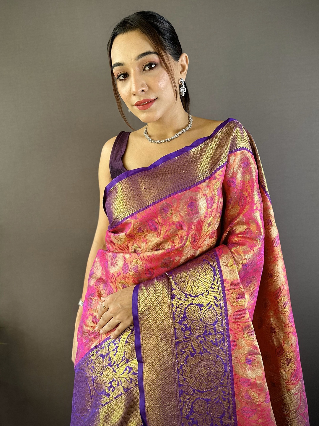 

NIWAA Woven Design Zari Tissue Kanjeevaram Saree, Fuchsia