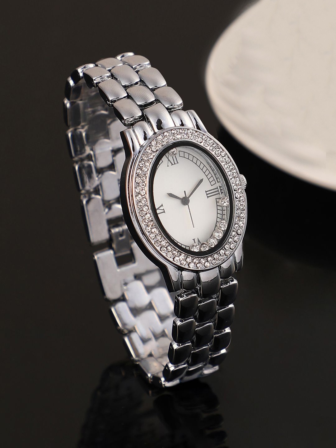 

HAUTE SAUCE by Campus Sutra Women Embellished Dial & Stainless Steel Bracelet Style Straps Analogue Watch, Silver