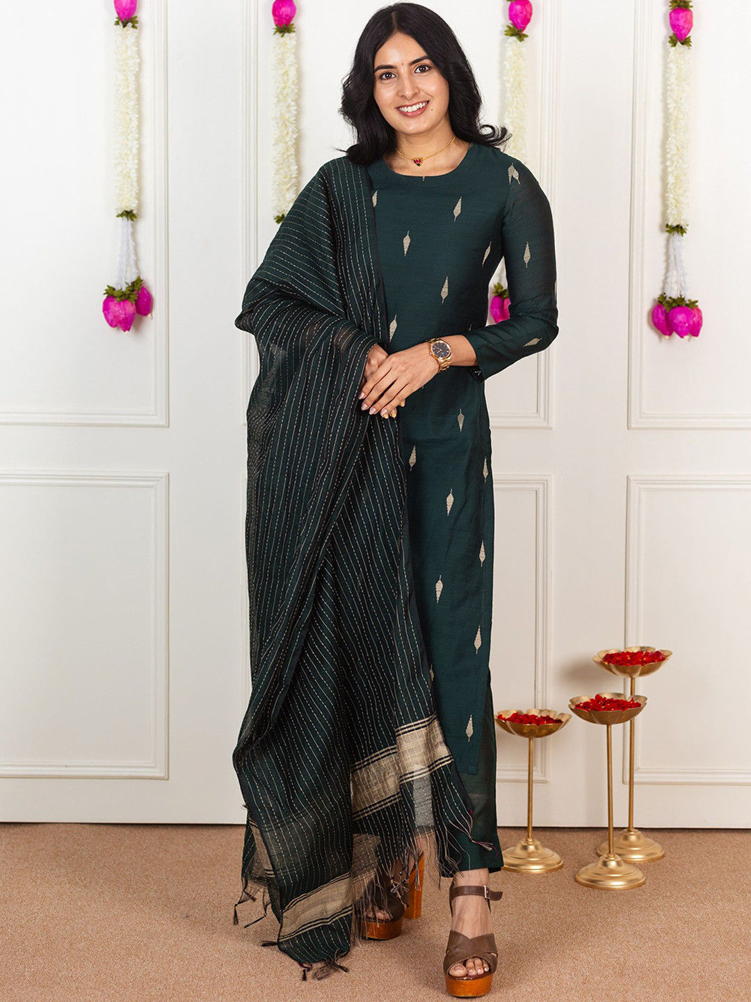

RADOSS Women Ethnic Motifs Regular Kurta with Trousers & With Dupatta, Green