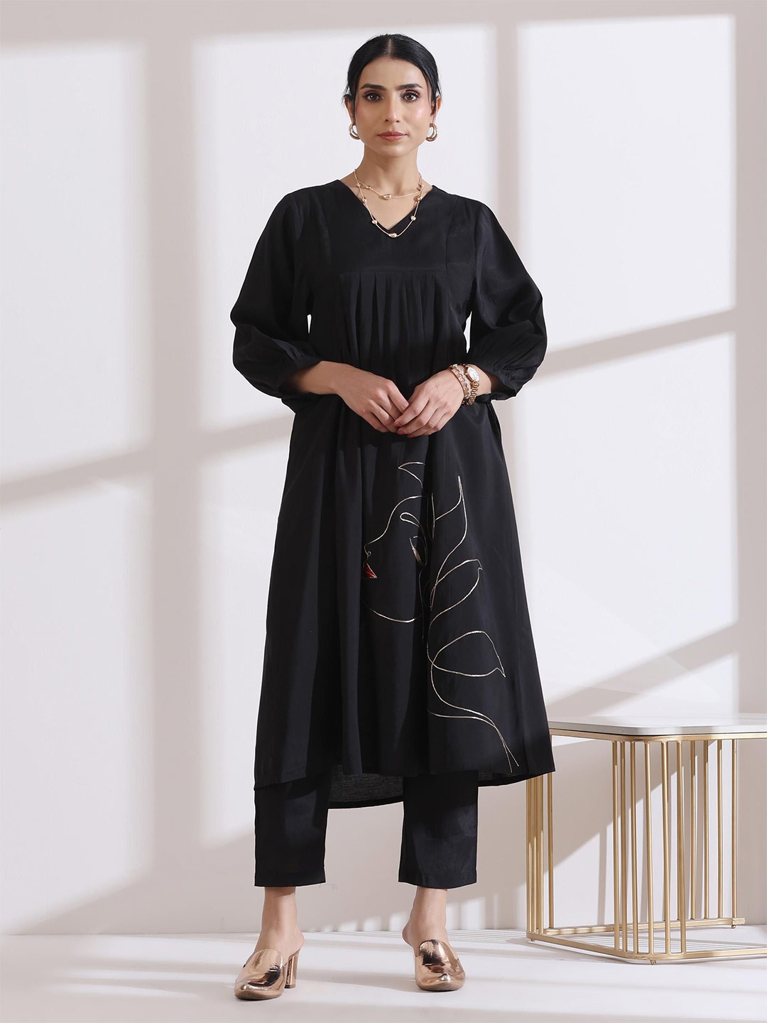 

Swtantra Women Floral Embroidered Regular Kurta with Trousers, Black