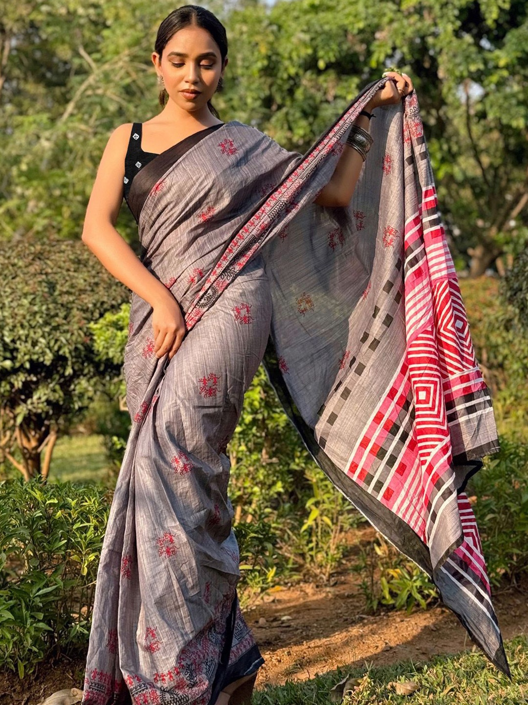 

Anouk Rustic Floral Bagru Saree, Grey