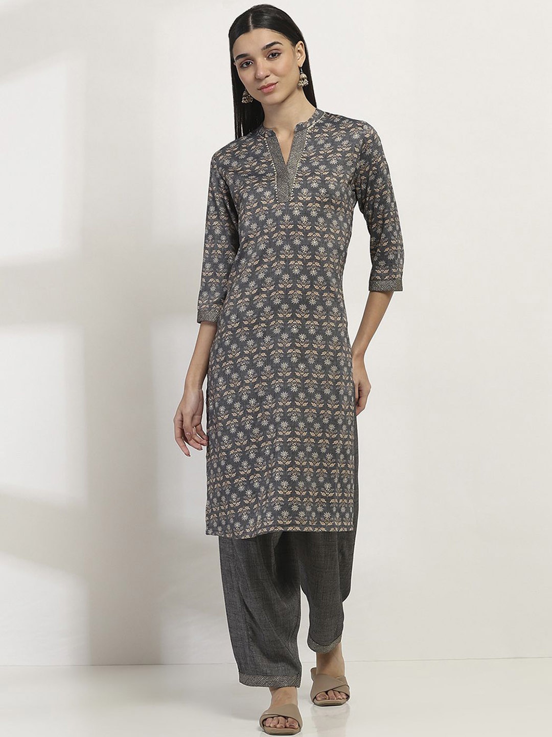 

Rangriti Floral Printed Mandarin Collar Straight Kurta With Salwar, Grey