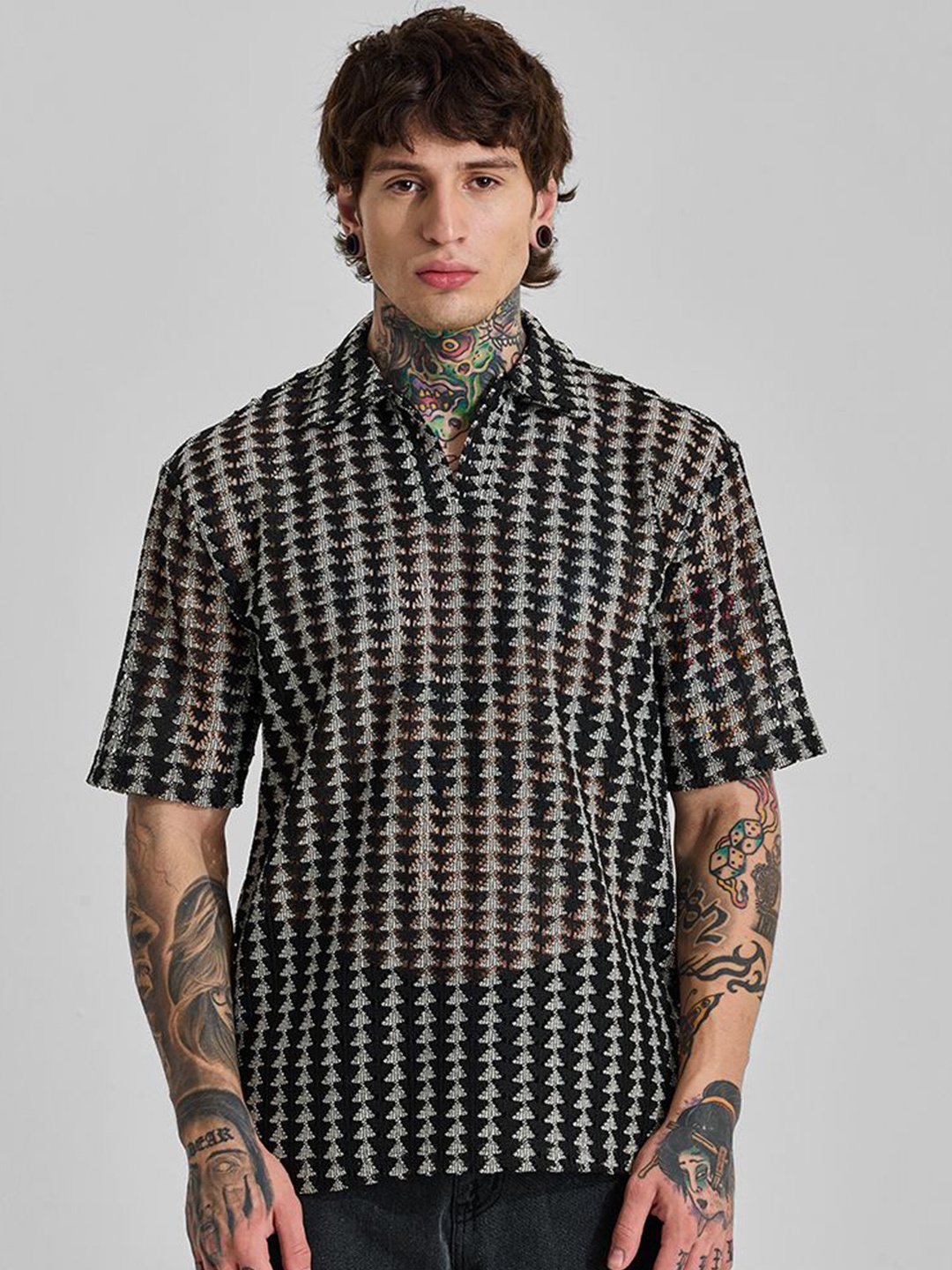 

Snitch Men V-Neck Drop-Shoulder Sleeves Boxy T-shirt, Black
