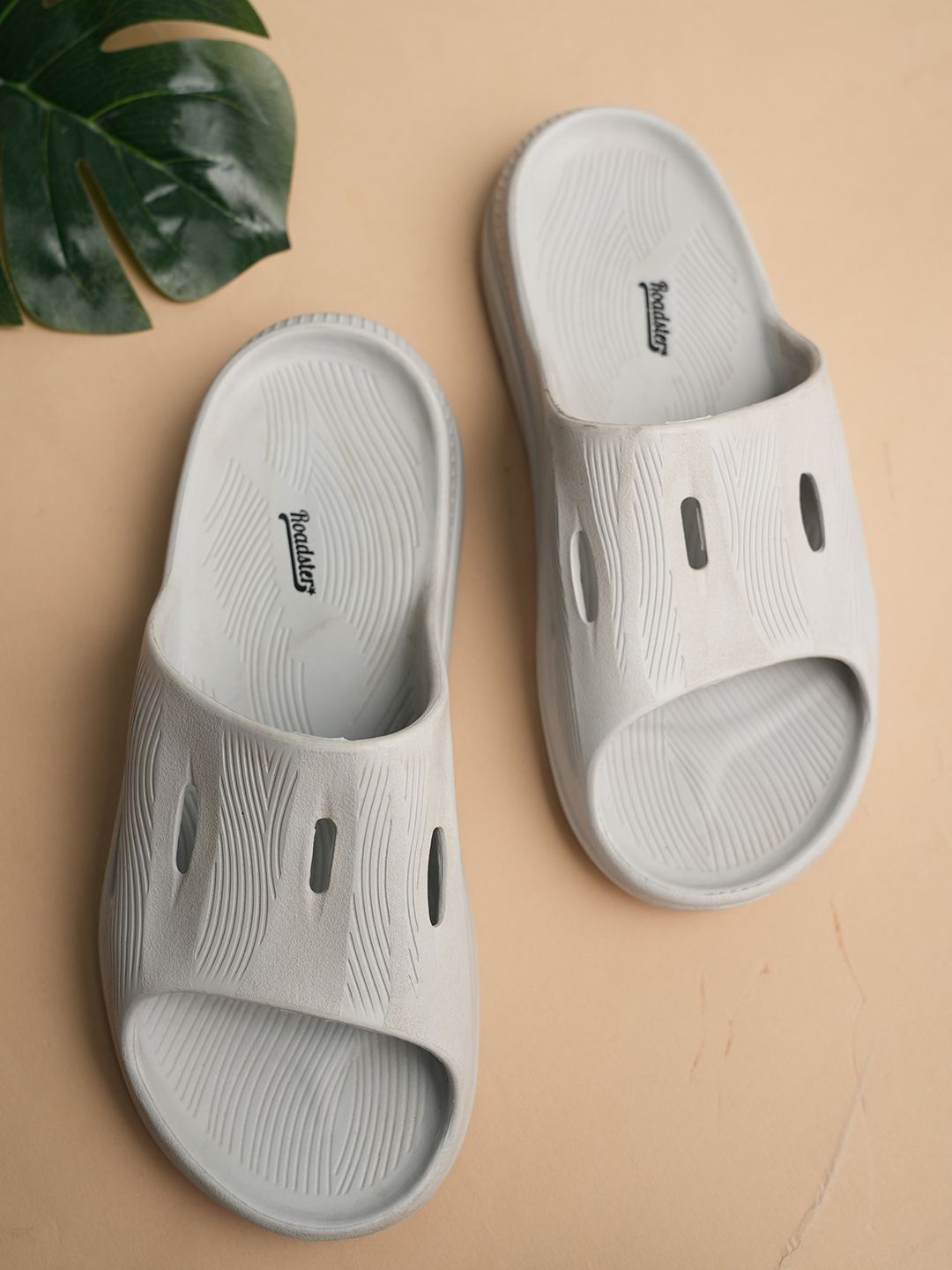 

The Roadster Lifestyle Co Men Casual Sliders, Grey