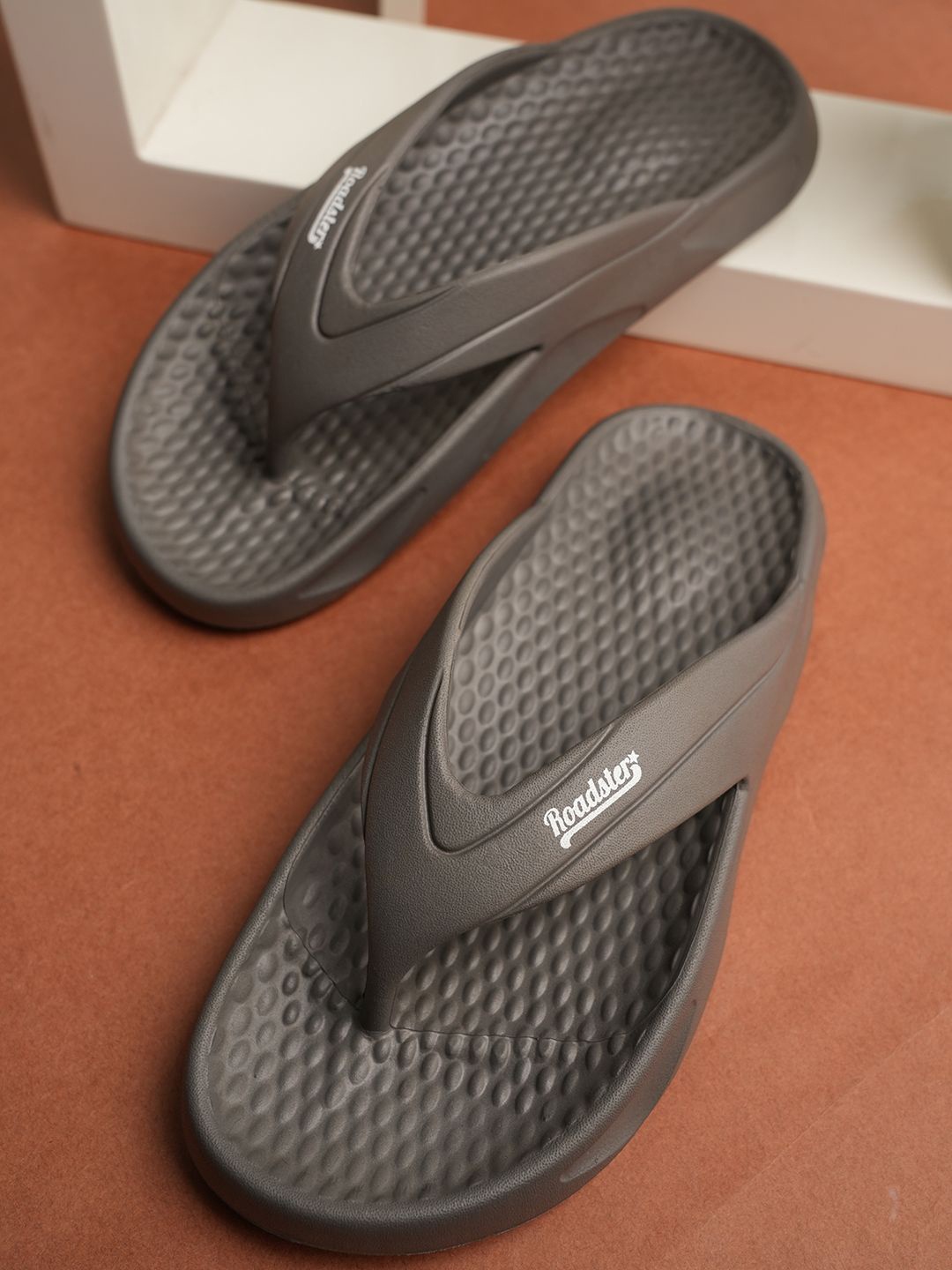 

The Roadster Lifestyle Co Men Casual Thongs, Grey