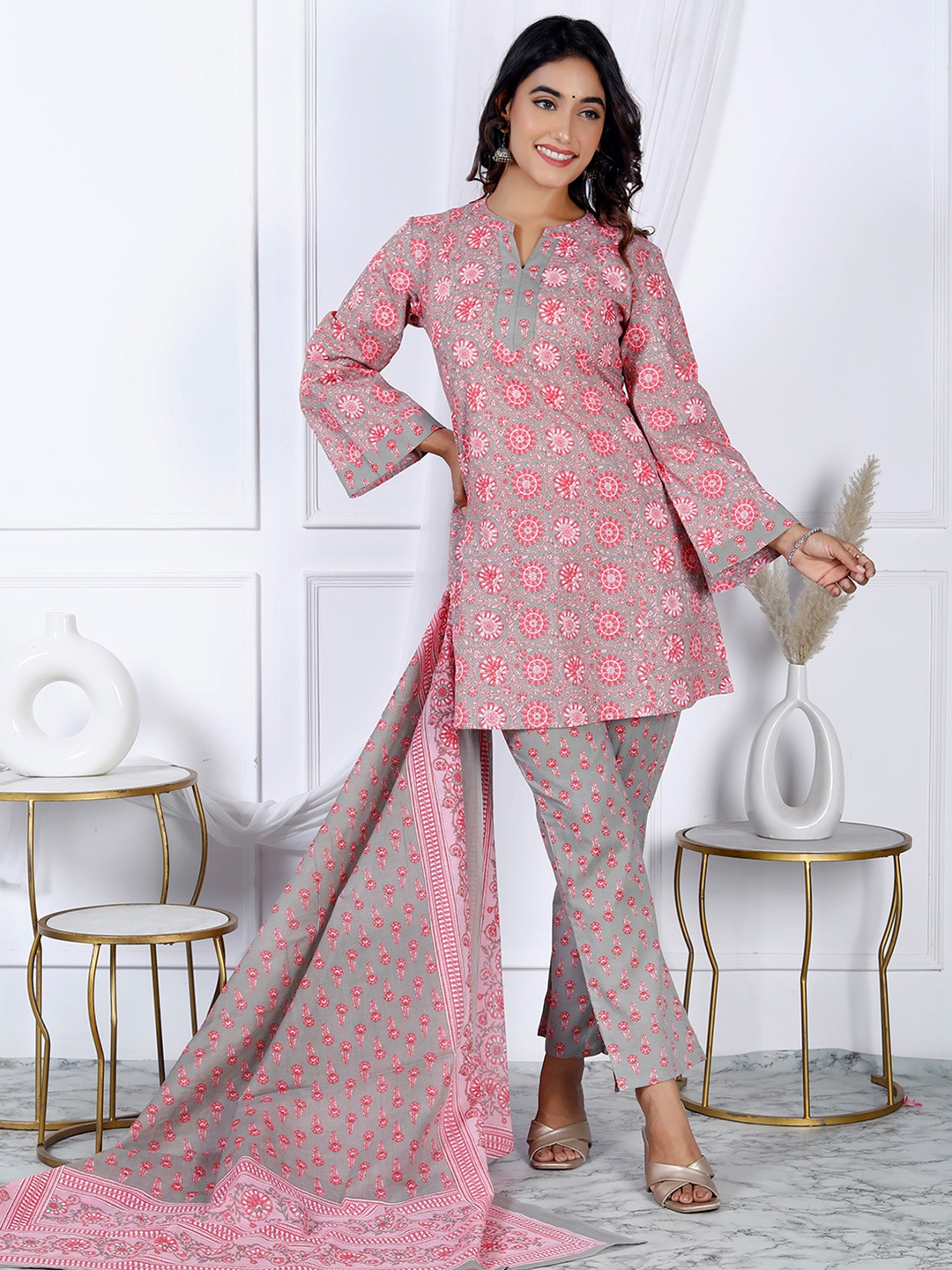 

Meena Bazaar Women Floral Printed Regular Kurti with Trousers & With Dupatta, Grey