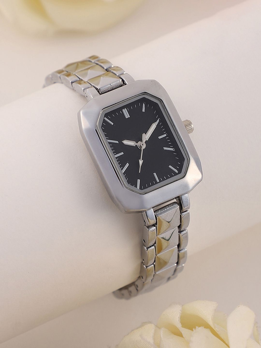 

HAUTE SAUCE by Campus Sutra Women Dial & Stainless Steel Bracelet Style Straps Analogue Watch SS25_HSWC1403, Silver