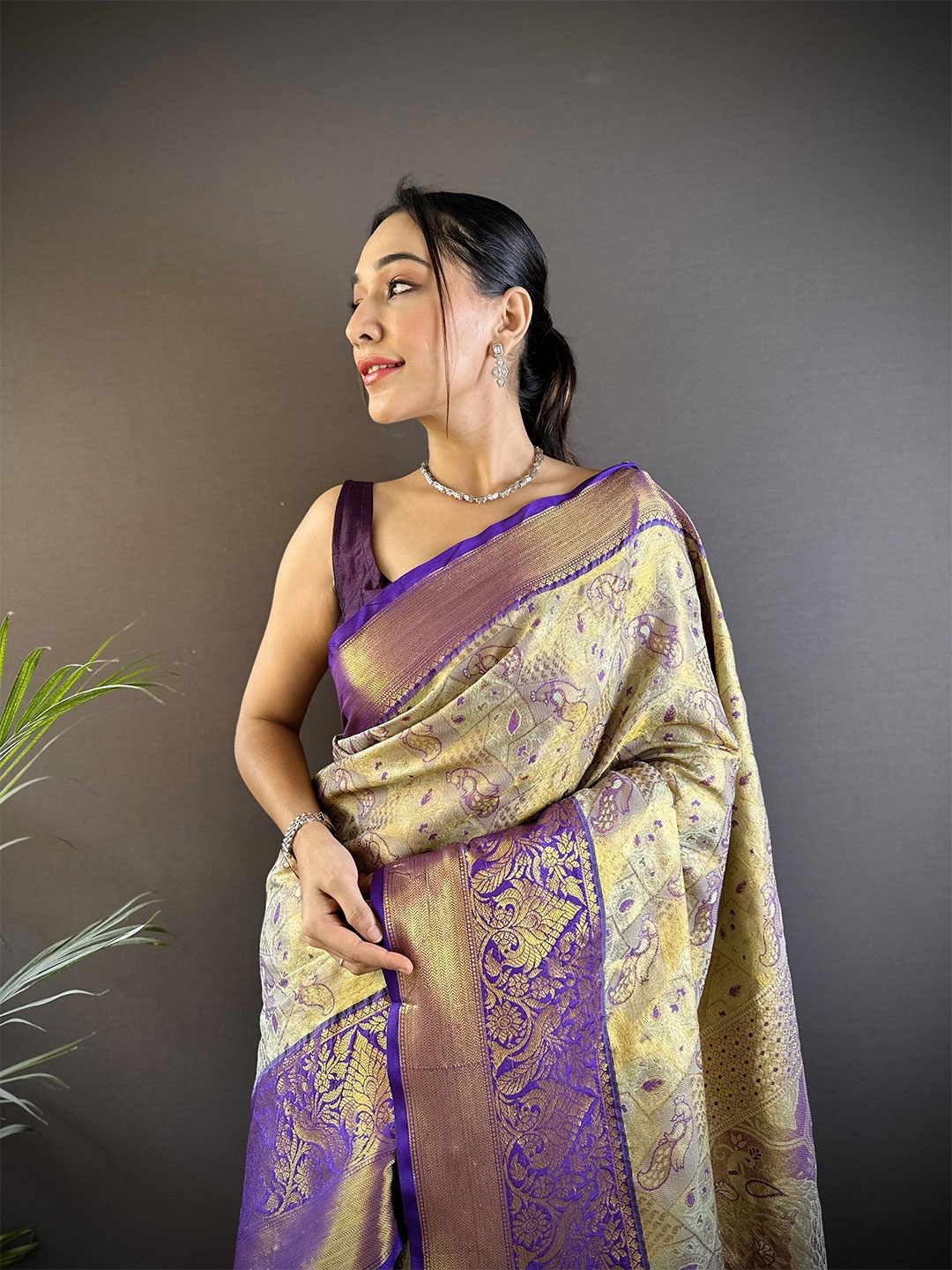 

NIWAA Woven Design Zari Tissue Kanjeevaram Saree, Green