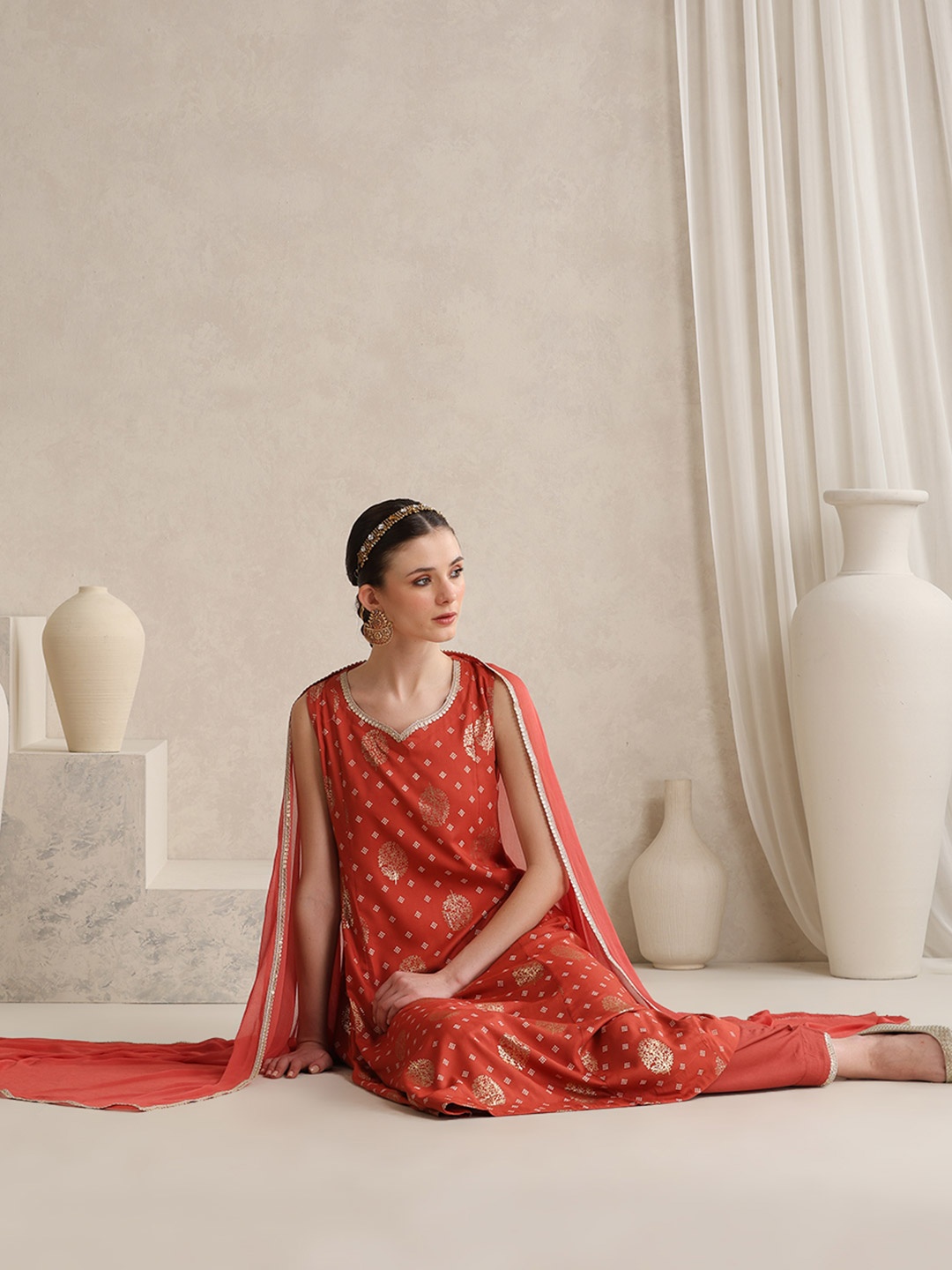 

Khushal K Floral Foil Printed Sweetheart Neck Kurta With Trousers & Dupatta, Red