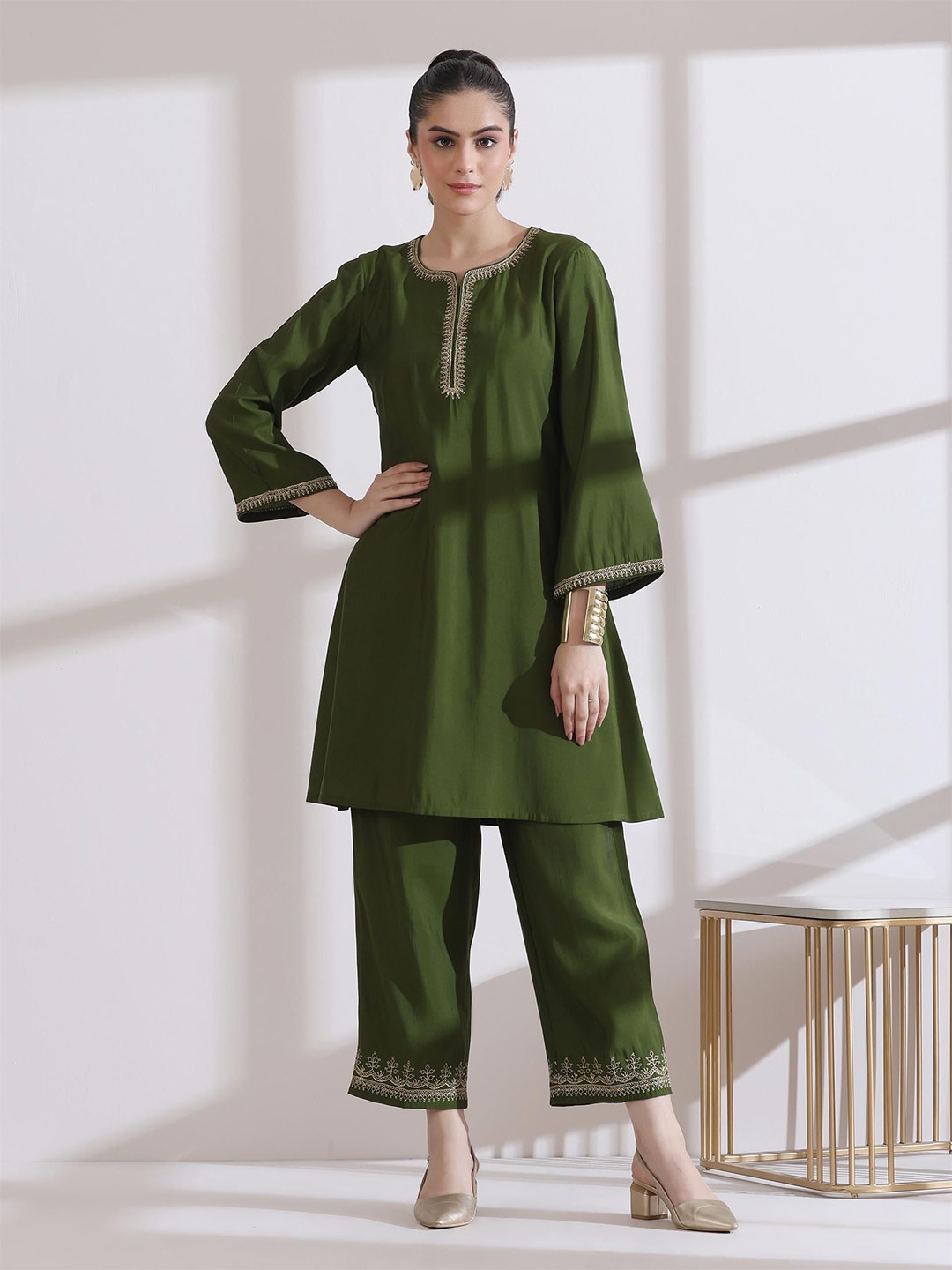 

Swtantra Women Embroidered Regular Kurta with Trousers, Green